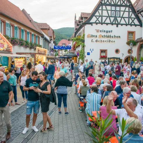 Weinfeststimmung vor der Ausschankstelle Altes Schlösschen in St. Martin (Maikammererstraße)
