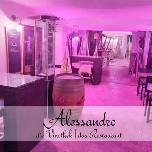 Ein stilvolles Restaurant mit eleganter Einrichtung und sanftem pinkem Licht. Es gibt Tische, Stühle und einen Weinfass-Dekor.