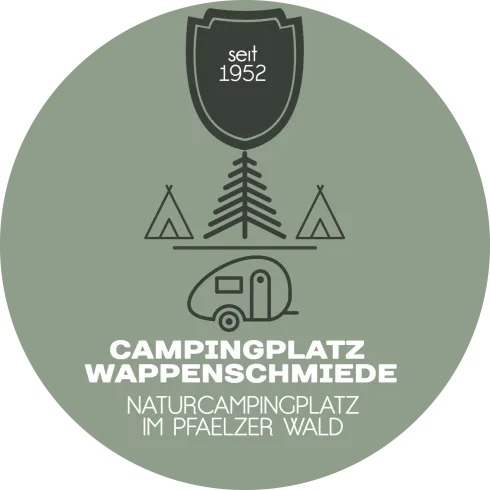 Ein runder Logo mit dem Schriftzug "Campingplatz Wappenschmiede". Es zeigt einen Naturcampingplatz im Pfälzer Wald, seit 1952.