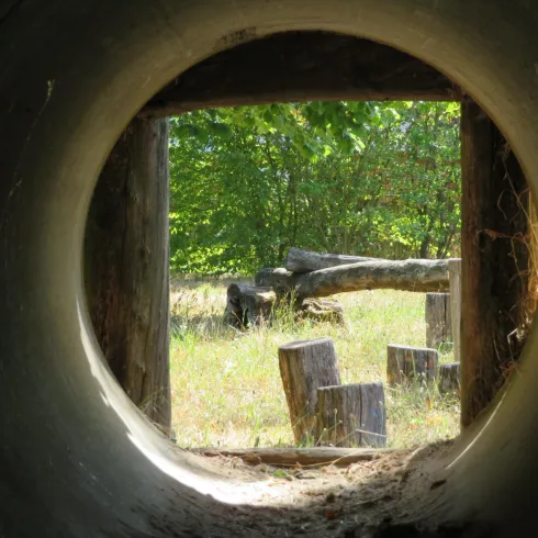 Blick durch Röhre auf den Spielplatz