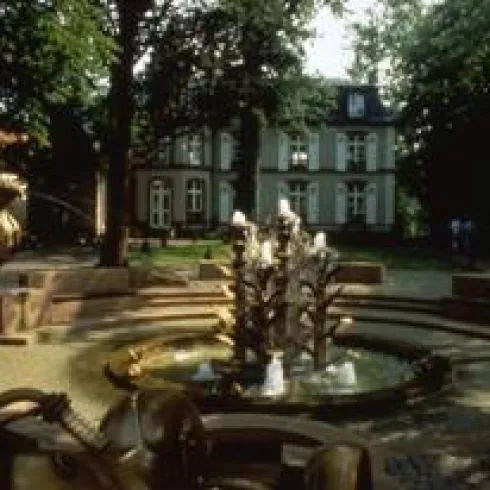 Villa Wieser mit Dorfbrunnen (© Verein Südliche Weinstrasse Herxheim e.V.)