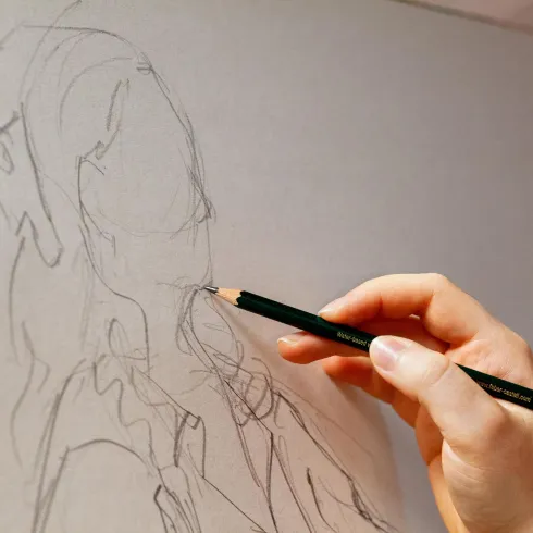 Eine Hand zeichnet eine Skizze auf einer Leinwand. Der Stil ist einfach und zeigt eine Person.