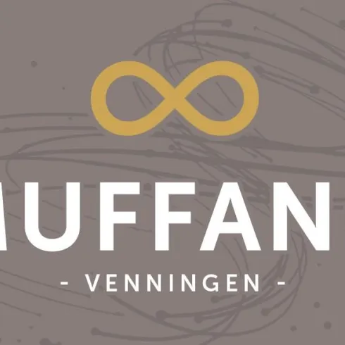 Ein minimalistisches Logo mit dem Wort "MUFFANG" in großen Buchstaben. Im Hintergrund ist ein schwungvolles Design mit einer Unendlichkeitssymbolik in goldener Farbe.