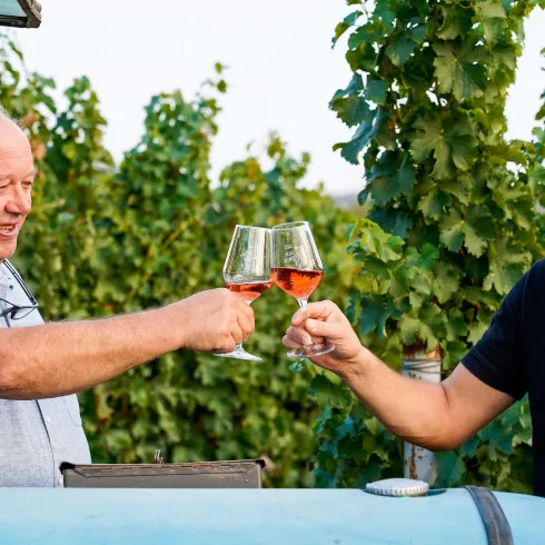 Weingut Johler, zum Wohl im Wingert (© Marc Ullemeyer, Quelle Weingut Johler)