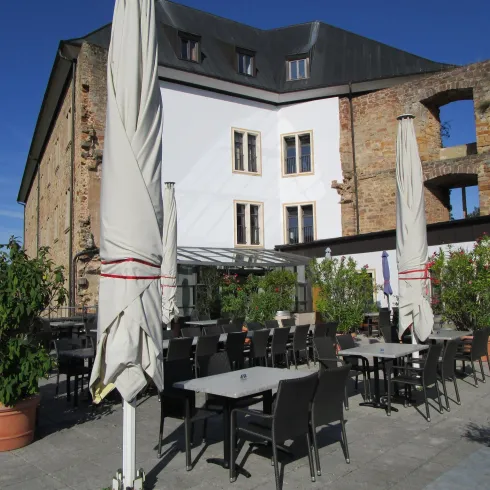 Außenbereich von Burgschänke Altleiningen (© Helena Jetses)