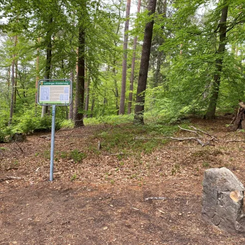 Schlüsselstein am Leininger Klosterweg