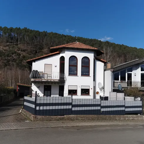 Hausansicht (© Archiv Ferienwohnung Burgpanorama)