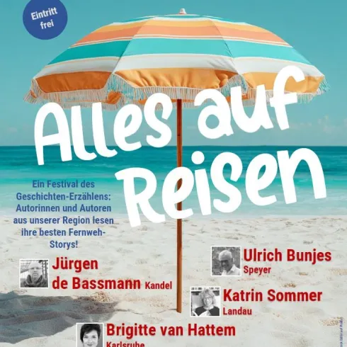 Ein Mann sitzt an einem Tisch in einer Bibliothek und liest etwas. Auf dem Tisch stehen Wasserflaschen und eine Lampe.