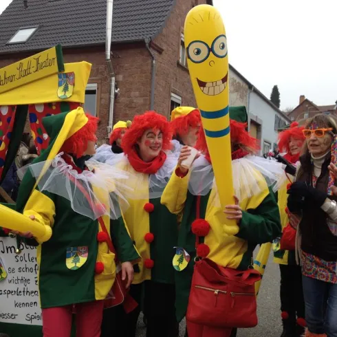 Faschingsumzug in Dahn (© Andreas Winnwa) Faschingsumzug in Dahn (© Andreas Winnwa)