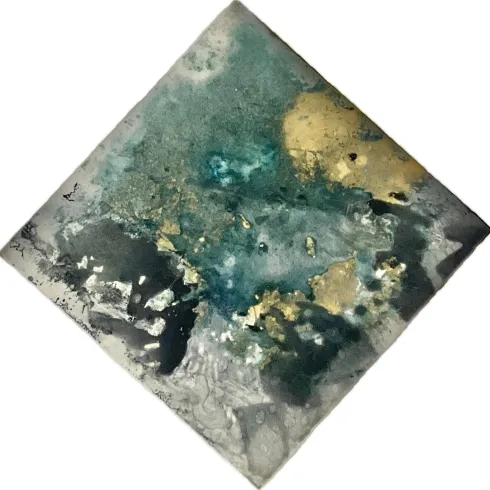 Ein abstraktes Bild mit blauen, grünen und goldenen Farbtönen. Die Farben vermischen sich und schaffen eine interessante Textur.