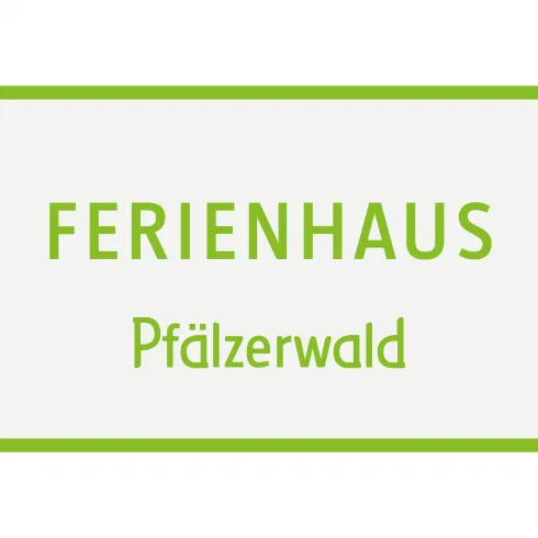 Ein Schild mit der Aufschrift "Ferienhaus Pfälzerwald". Es ist einfach und klar gestaltet.