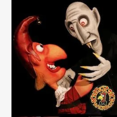 Ein kreatives Puppenspiel mit zwei farbenfrohen Figuren. Die Charaktere haben ausgefallene Gesichtsausdrücke und sind in einer spannenden Pose dargestellt.