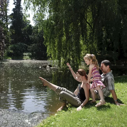 Familie am Teich im Schlossgarten Familie am Teich im Schlossgarten