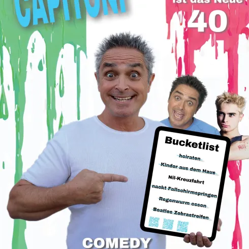 Ein fröhlicher Mann mit grauen Haaren hält ein Schild mit einer Bucketlist. Dahinter sind bunte Farbkleckse und eine humorvolle Stimmung zu sehen.