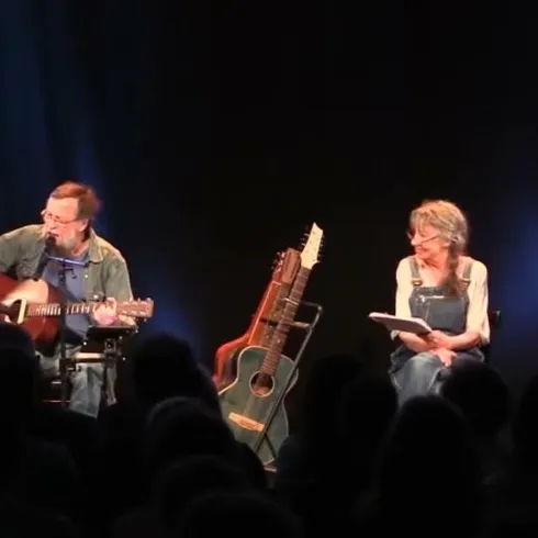 Eine Live-Performance mit vier Künstlern auf der Bühne. Sie spielen Musik und interagieren mit dem Publikum.