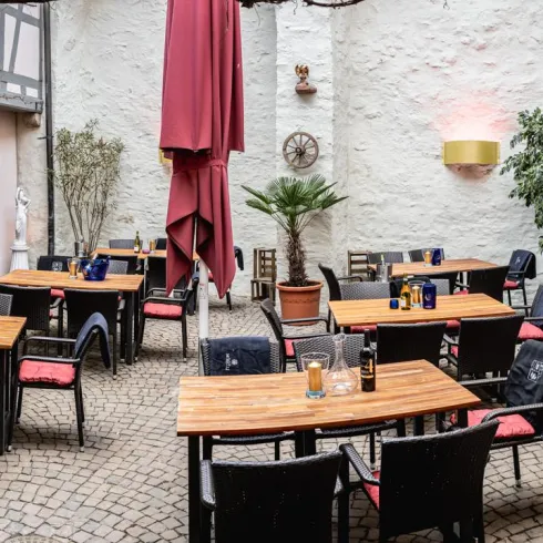 Außenbereich Vinotheca (© Sebastian Fachenbach)