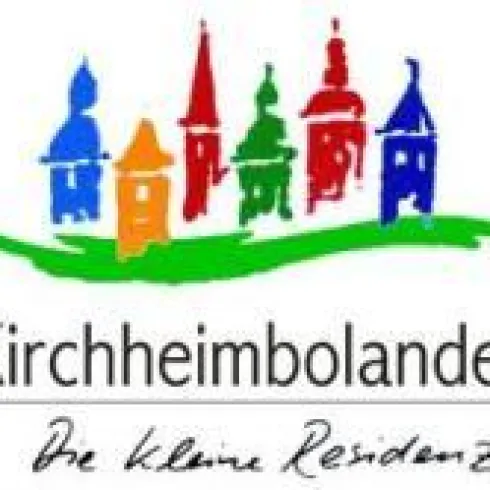 Bunte stilisierte Gebäude mit dem Schriftzug „Kirchheimbolanden“. Das Logo repräsentiert die kleine Residenz und vermittelt ein einladendes Gefühl.