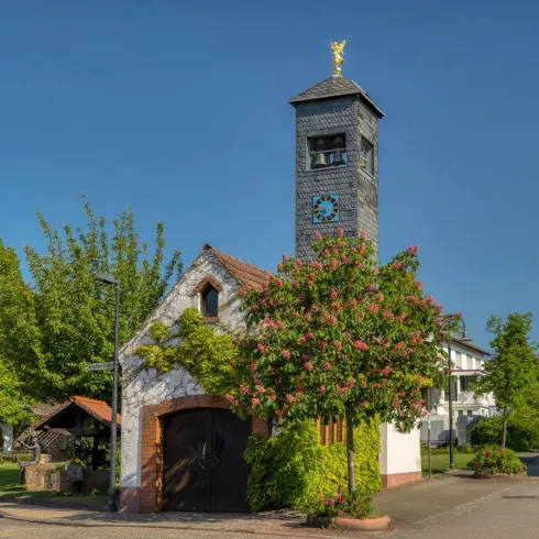 Dorfplatz Donsieders mit Glockenspiel