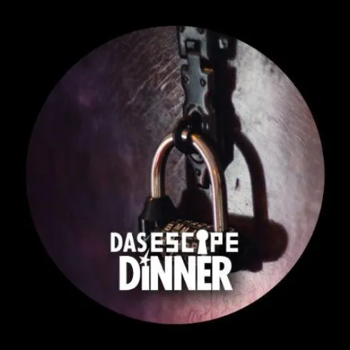 Ein geschlossenes Vorhängeschloss an einer Kette auf einem dunklen Hintergrund. Der Text „Das Escape Dinner“ ist prominent platziert.