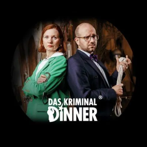 Ein spannendes Kriminaldinner-Event mit zwei Charakteren in formeller Kleidung. Die beiden stehen Rücken an Rücken und vermitteln eine geheimnisvolle Atmosphäre.