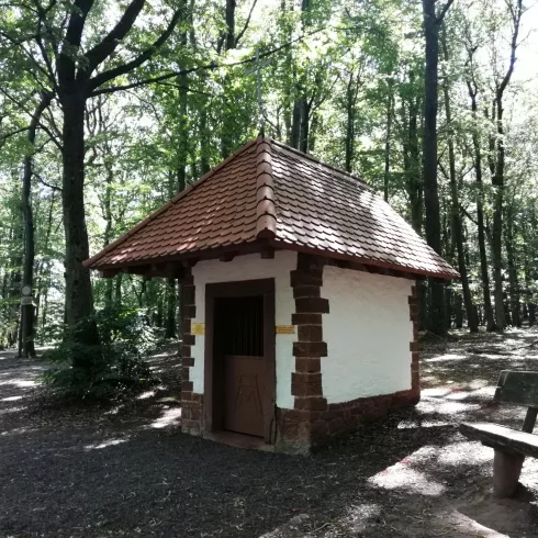 Waldkapelle am Wanderparkplatz Eschbach (© Nicola Hoffelder, Landau-Land)