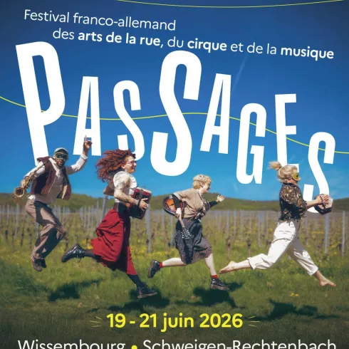 Ein fröhliches Festivalplakat für das deutsch-französische Festival "PASSAGES". Es zeigt Akteure in bunter Kleidung, die kreative Straßenkunst und Zirkuskunst präsentieren.