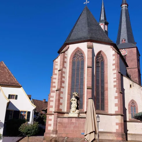 Historische Marktplatz mit Kahtolische Pfarrkirche 