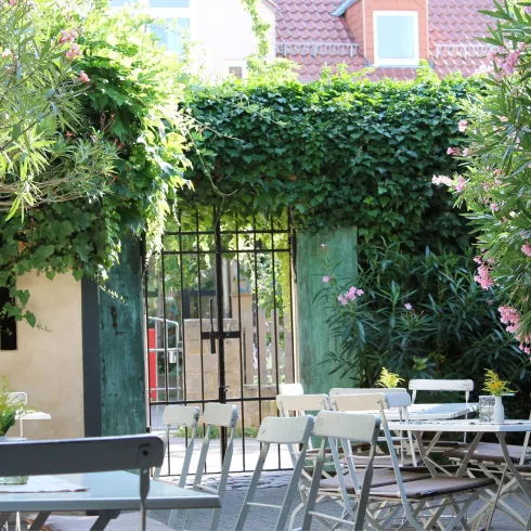 gemütlicher Innenhof mit Klappstühlen und Tischen