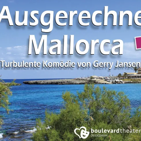 Eine malerische Küstenlandschaft mit klarem Wasser und einer schönen Stadtansicht. Der Text kündigt eine neue Komödie über Mallorca an.