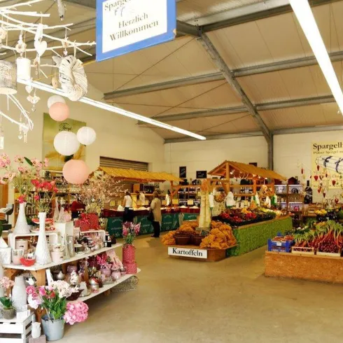 Der Hofladen des Spargelhof, ein Raum voller Regalle und Tische die mit Produkten gefüllt sind.