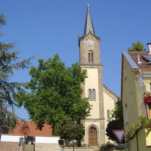 Protestantische Kirche,Vorderseite mit Bäumen (© Urlaubsregion Freinsheim)