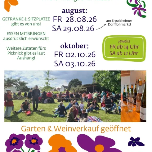 Plakat mit Öffnungszeiten, dem Garten der Familie Kohl und Gästen. Weinflaschen vom Weingut Kohl mit Gläsern
