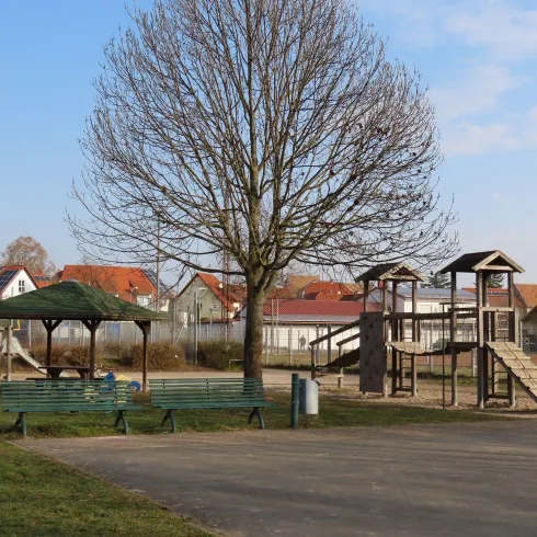 Kletterhaus 2 Bänken und einem Baum (© EM/Urlaubsregion Freinsheim) Kletterhaus 2 Bänken und einem Baum (© EM/Urlaubsregion Freinsheim)
