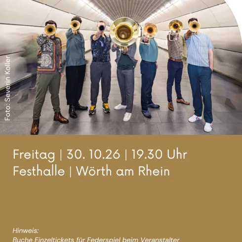 Ein Ensemble von Musikern mit verschiedenen Blechblasinstrumenten in einer modernen Umgebung. Sie stehen in einer U-Bahn-Station. Darunter steht der Hinweis auf das Konzert der Musiker am 30. Oktober um 19.30 Uhr in der Festhalle Wörth am Rhein.
