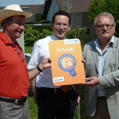 Übergabe der Plakette "Wanderbahnhof" Schaidt