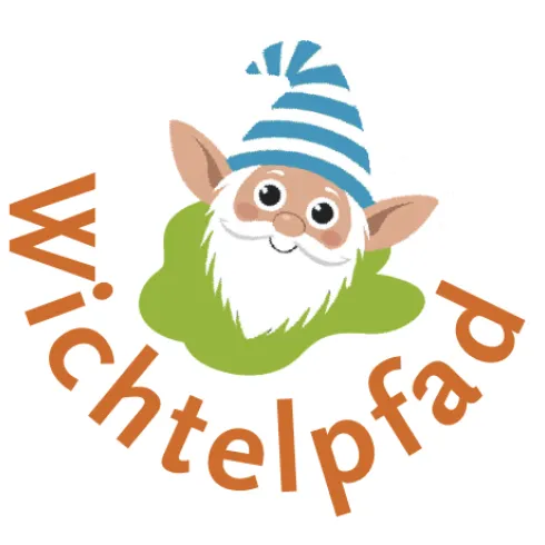 Ein fröhlicher Wichtel mit blauer Mütze und weißem Bart steht im Vordergrund. Der Text "Wichtelpfad" umgibt das Bild und verleiht ihm einen verspielten Charakter.