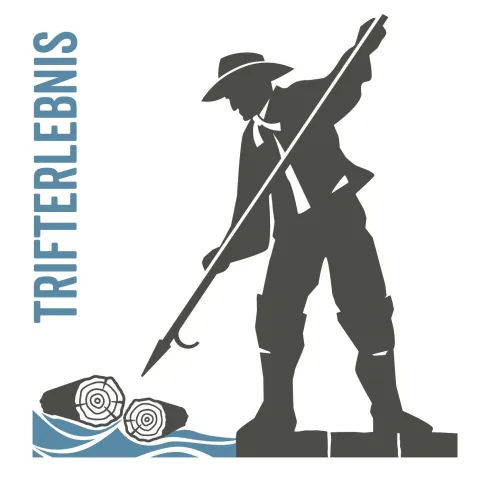 Eine silhouettenartige Darstellung eines Mannes, der mit einem Speer auf Baumstämme im Wasser zielt. Der Text "TRIFTERLEBNIS" steht links neben der Figur.