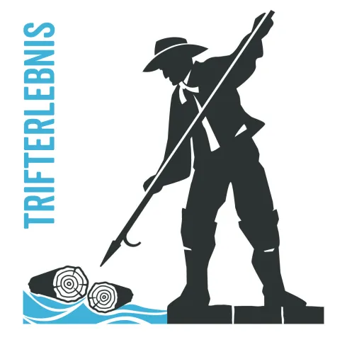 Ein Mann mit einem Speer steht am Ufer und fischt nach Baumstämmen im Wasser. Neben ihm steht das Wort „TRIFTERLEBNIS“.
