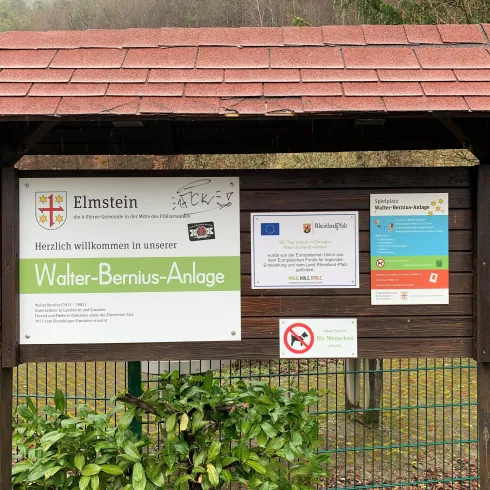 Ein Willkommensschild für die Walter-Bernius-Anlage in Elmstein. Es zeigt Informationen und Regeln für Besucher.