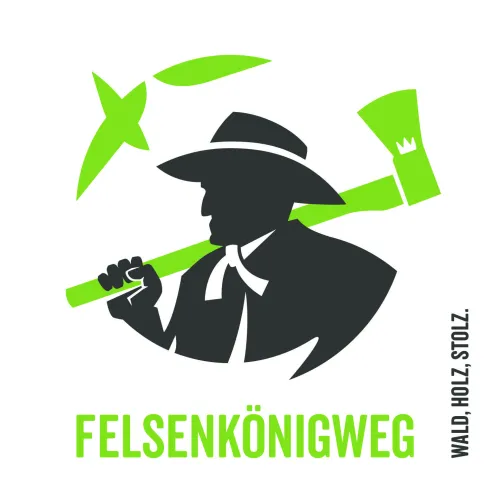 Eine stilisierte Grafik eines Mannes mit Hut, der eine Axt hält. Der Text „FELSENKÖNIGWEG“ und das Motto „Wald, Holz, Stolz“ sind darunter zu sehen.