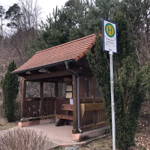 Bushaltestelle Petersbächel Ortseingang (© Adrian Stilgenbauer)