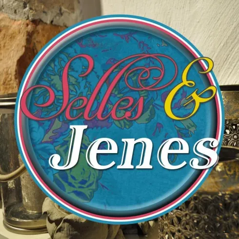 Ein dekoratives Schild mit dem Schriftzug "Selles & Jenes". Im Hintergrund sind verschiedene Gegenstände und Behälter zu sehen.
