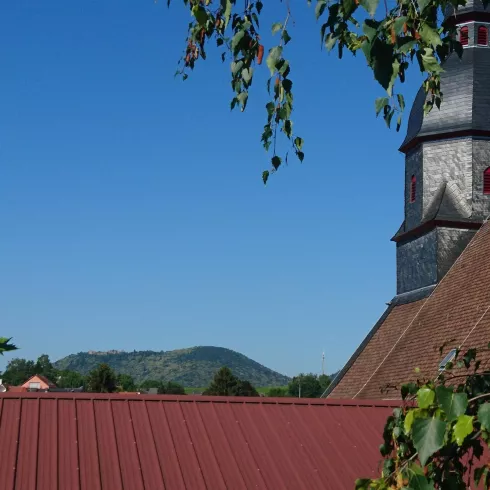 Blick über die Kirche zur Madenburg (© Nicola Hoffelder, Landau-Land)