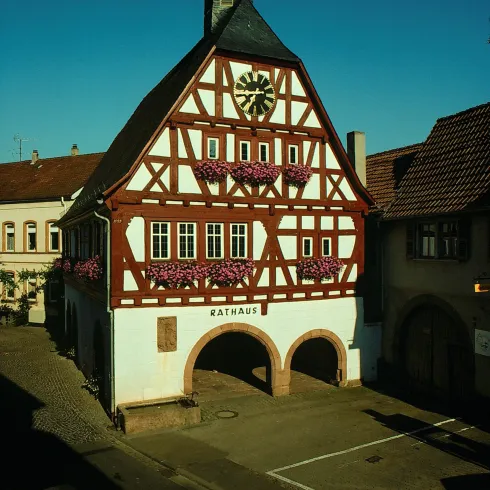 Rathaus Ilbesheim (© Karlheinz Schmeckenbecher, Bildarchiv Südliche Weinstrasse eV) Rathaus Ilbesheim (© Karlheinz Schmeckenbecher, Bildarchiv Südliche Weinstrasse eV)