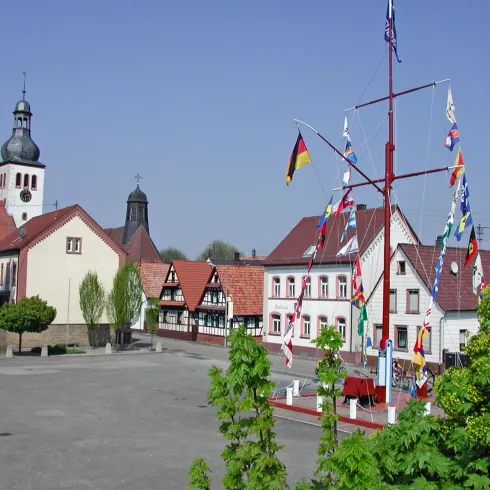Schiffermast auf dem Rathausplatz