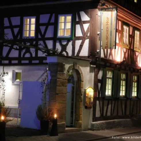 Außenansicht bei Nacht