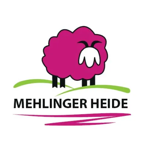 Ein buntes Logo mit einem lustigen, pinken Schaf auf einer grasgrünen Wiese. Darunter steht der Text "MEHLINGER HEIDE".