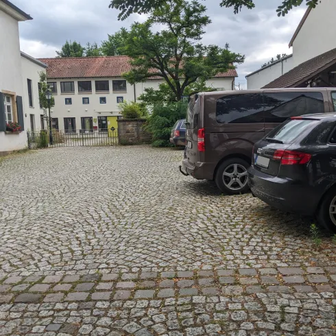 Parkplatz an der Kirche in Klingen