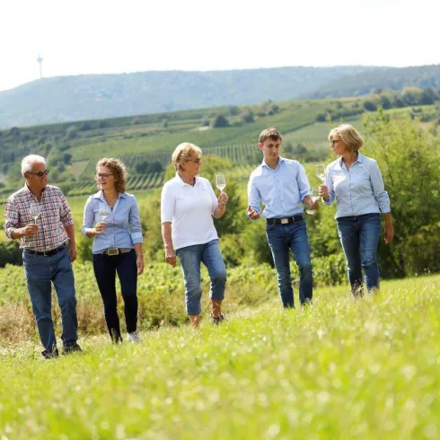 Fam. Schröder-Weisenborn mit Weingläsern in den Weinbergen