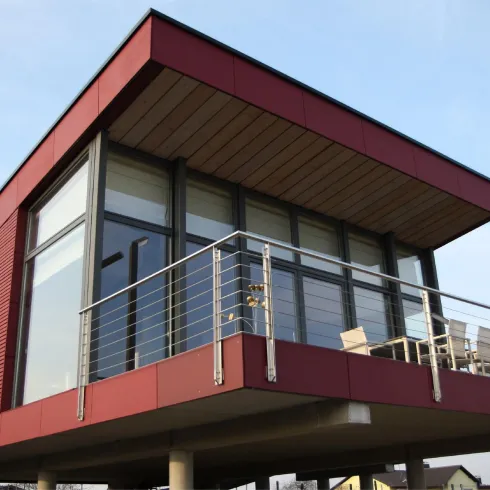 Das moderen Weingut von Außen. Das Gebäude ist mit einer großen Fensterfront und Terasse versehen.